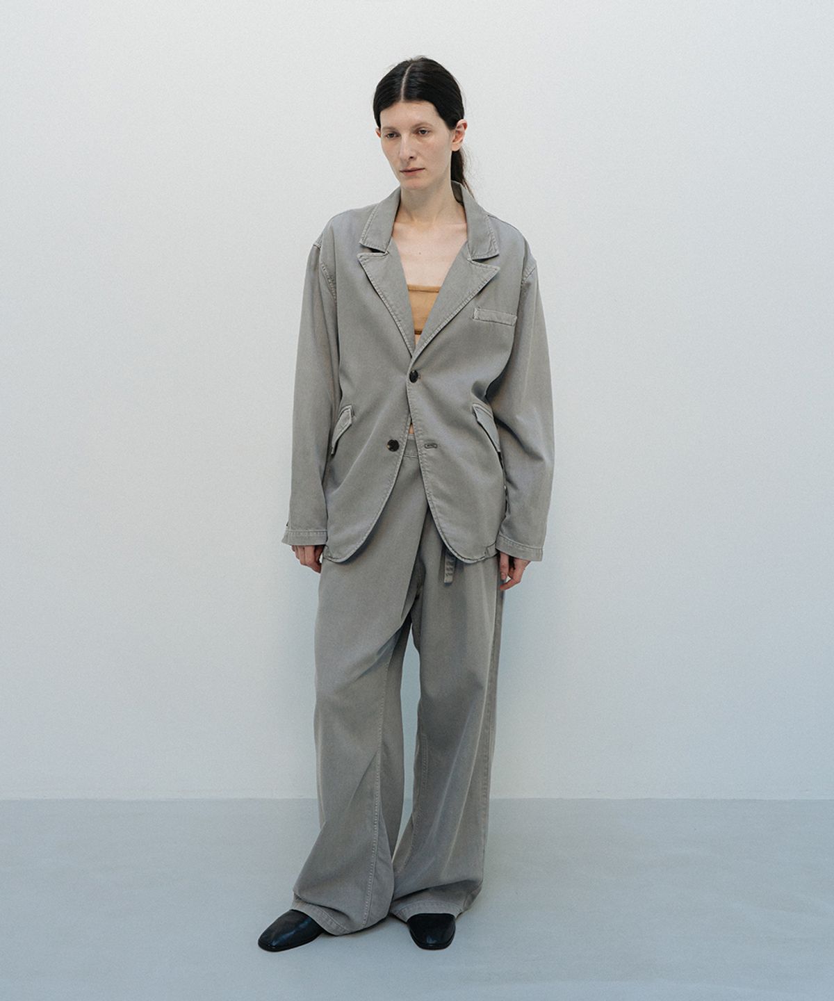 솔티페블(SALTY PEBBLE) GARMENT-DYED SOFT DENIM BELTED JACKET [GREY]
