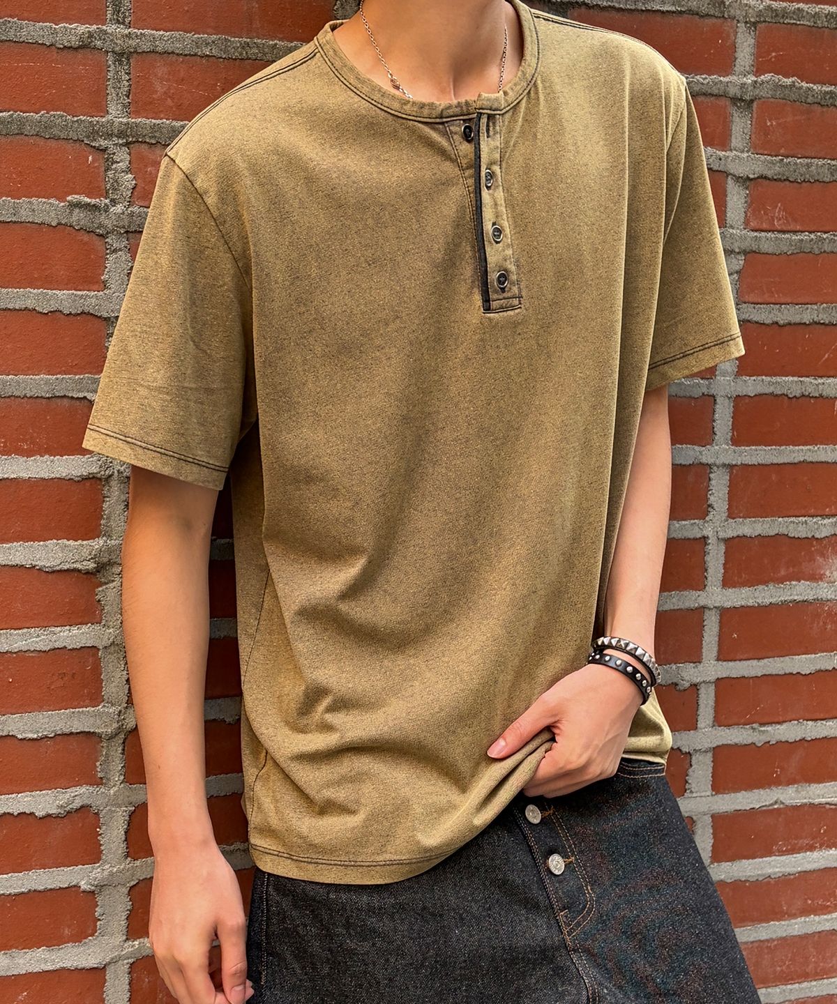 기철(KICHUL) Military Salt Henley T-shirt (Washed Brown)