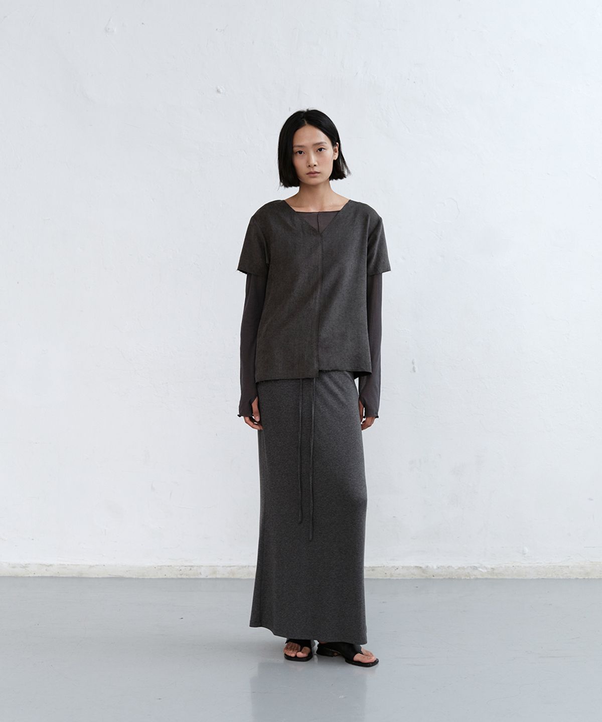 로우타이드(LOW TIDE) CUPRO DRAPE TOP [CHARCOAL]
