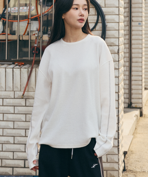 커버스티치 핑거홀 와플 긴팔 티셔츠 - 라이트 크림