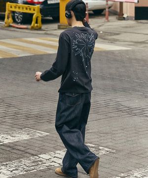 페인팅 플레시 웨이브 긴팔 티셔츠 - 차콜