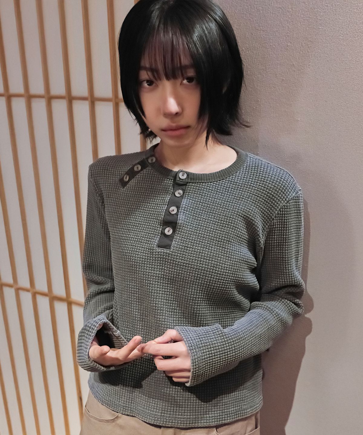 다이브인 우먼(DIVEIN WOMEN) WAIST BUTTON DETAIL WAFFLE HENLEY NECK (CHARCOAL)