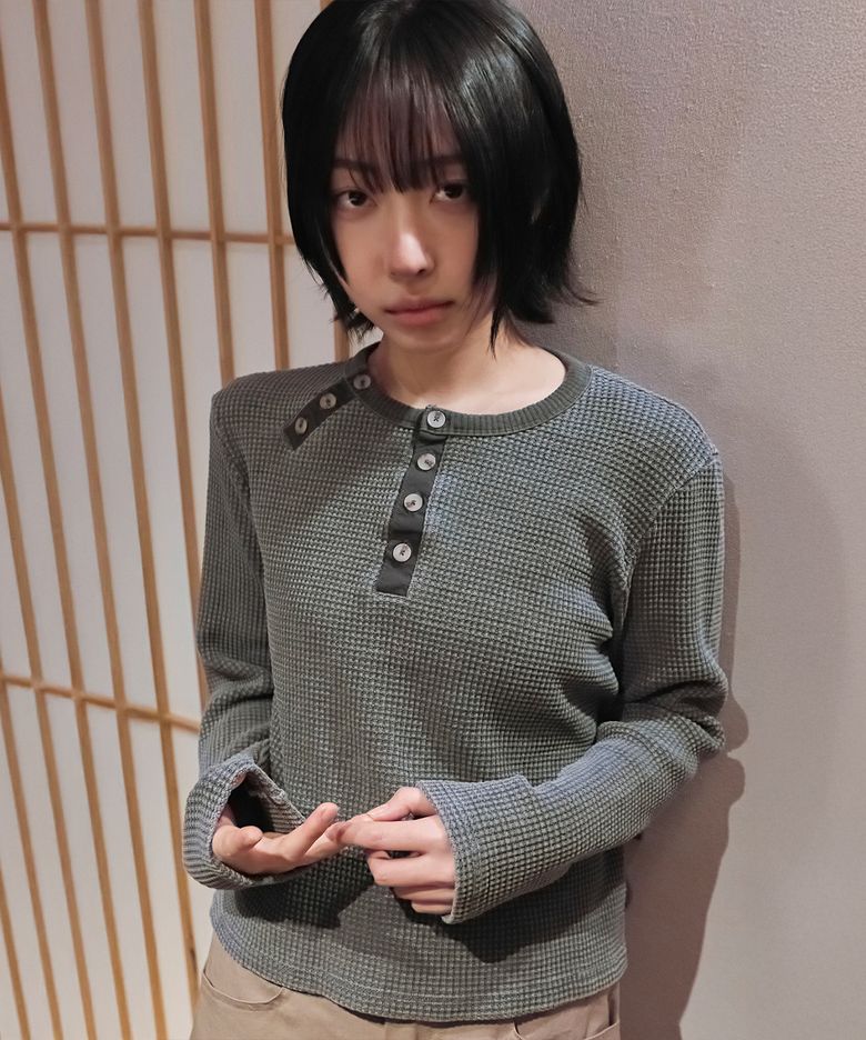 WAIST BUTTON DETAIL WAFFLE HENLEY NECK (CHARCOAL)