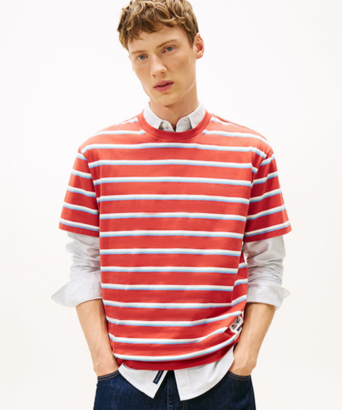 타미진스(TOMMY JEANS) 라벨 스트라이프 티셔츠 (T32G0TTO31TMT1XL0)