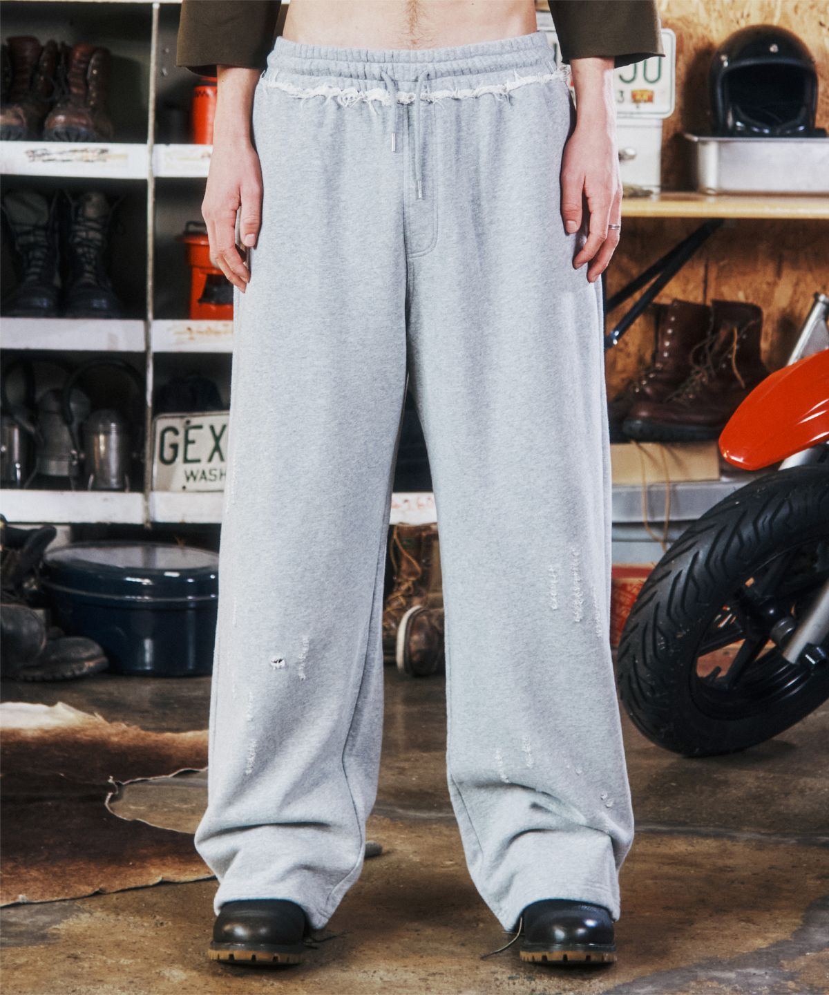 더바이닐하우스(THEVINYLHOUSE) DAMAGED SWEAT PANTS GREY