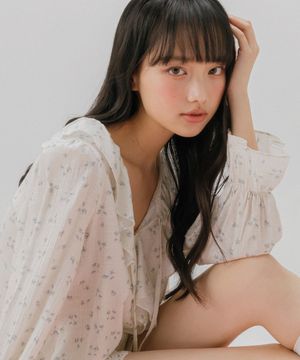 프릴 넥 플로럴 블라우스 (아이보리)