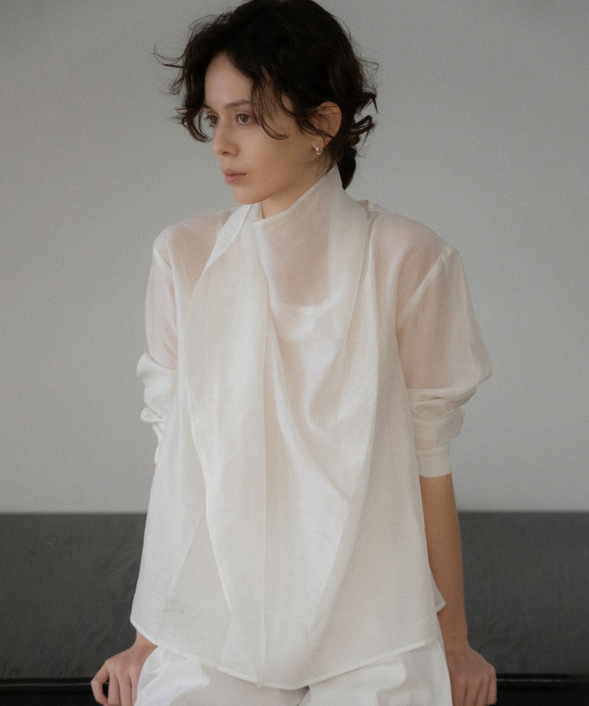 엘리오티(ELLIOTI) Inez Set-up Sheer Tie Blouse_2Color