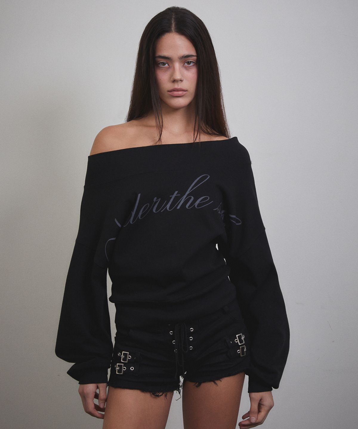 분트(VOONT) Lettering Off Shoulder Sweatshirt (BLACK)