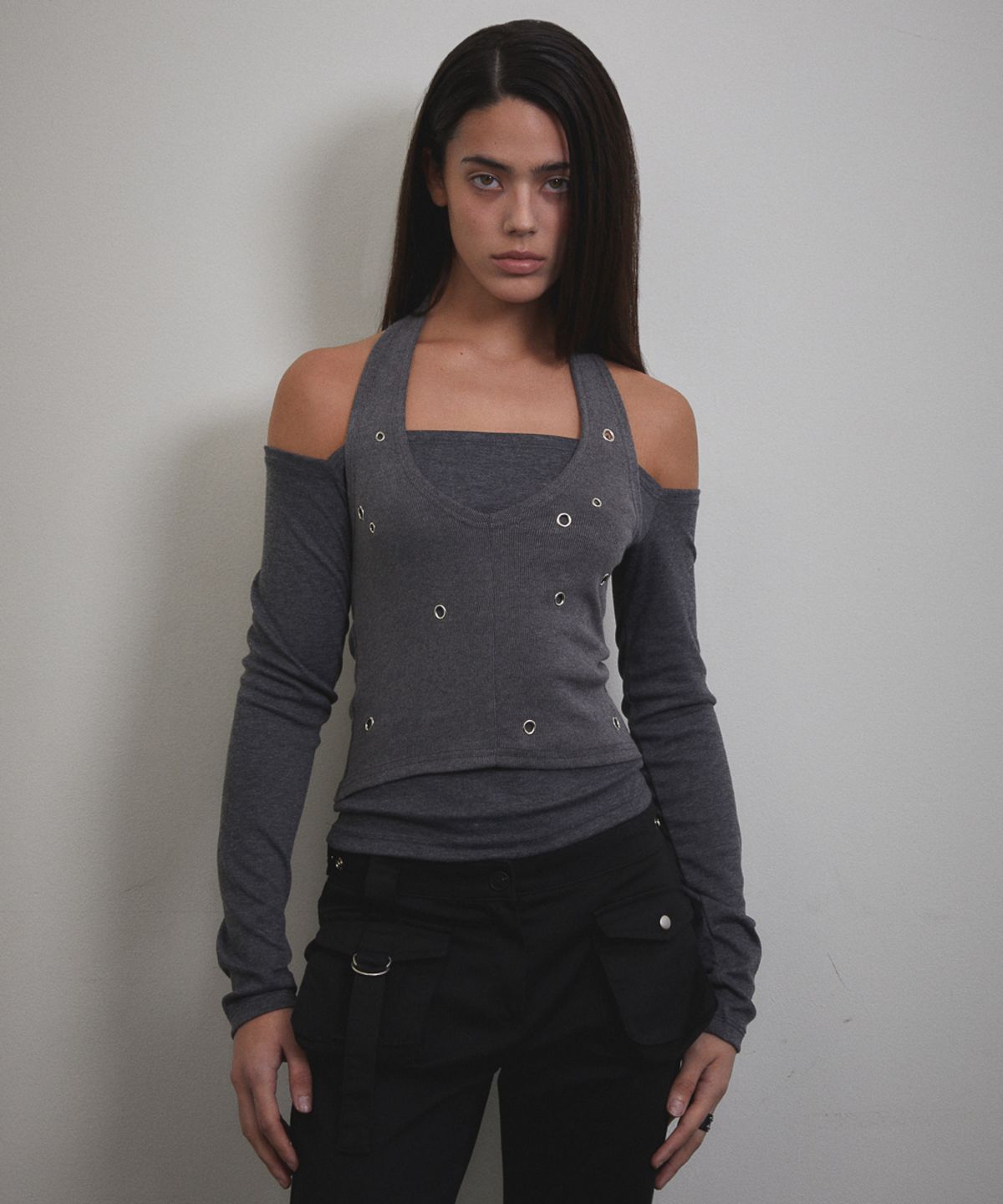 분트(VOONT) Eyelet Halter Long Sleeve (CHARCOAL)