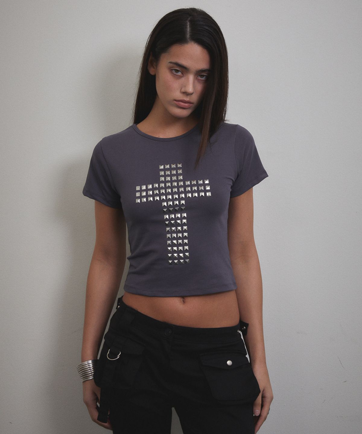 분트(VOONT) Stud Cross T-shirt (CHARCOAL)