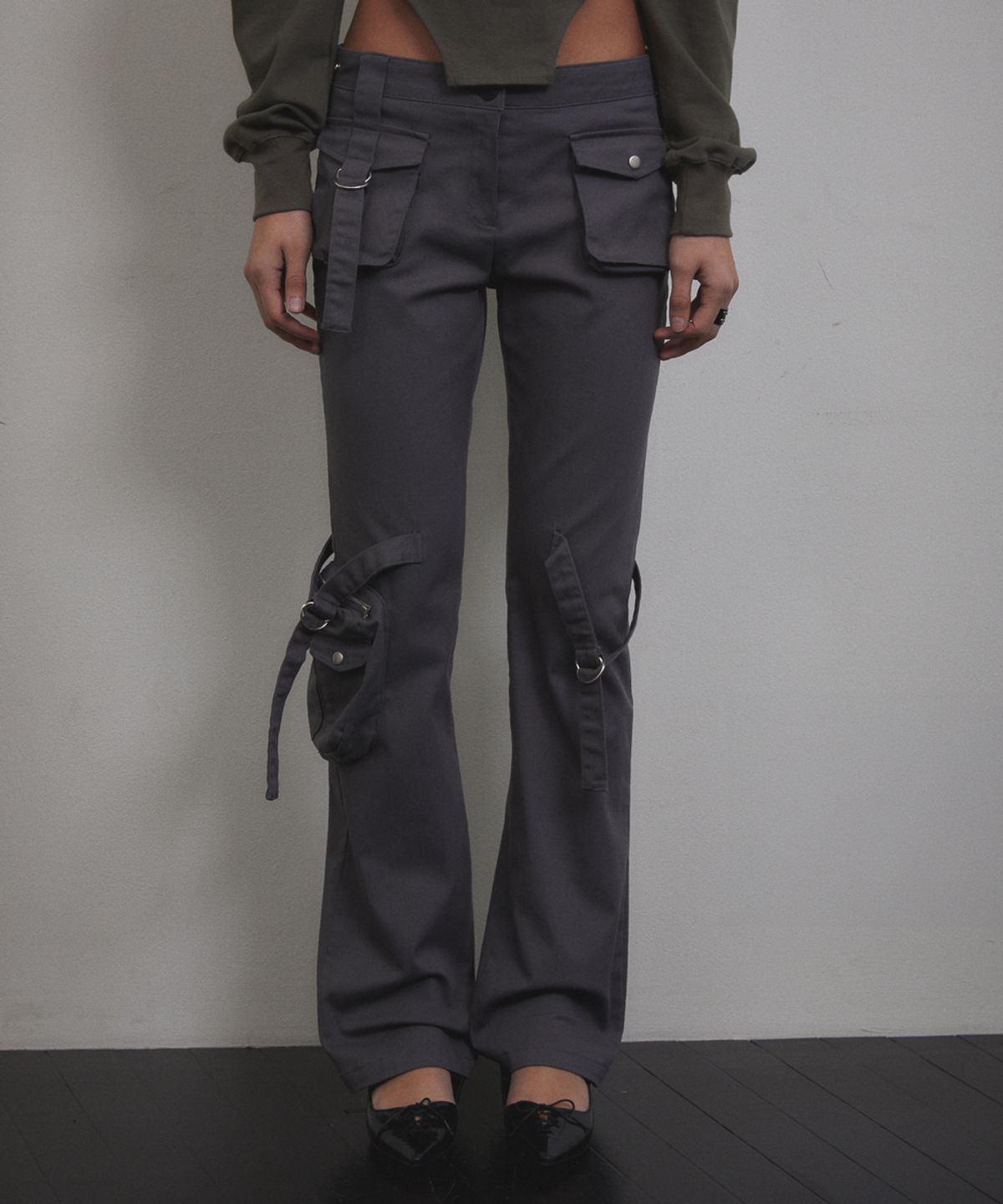 분트(VOONT) Cargo Strap Pocket Pants (CHARCOAL)