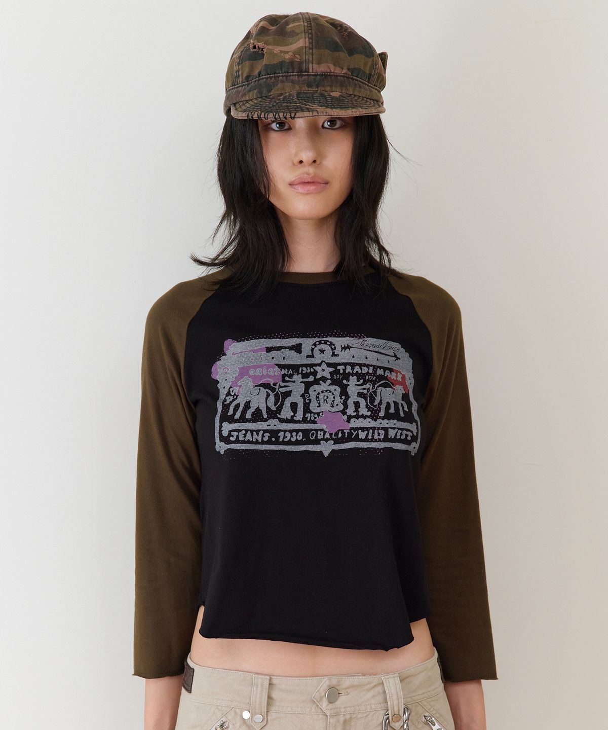 더바이닐하우스(THEVINYLHOUSE) COWBOY PICTOGRAM RAGLAN LS TEE KHAKI