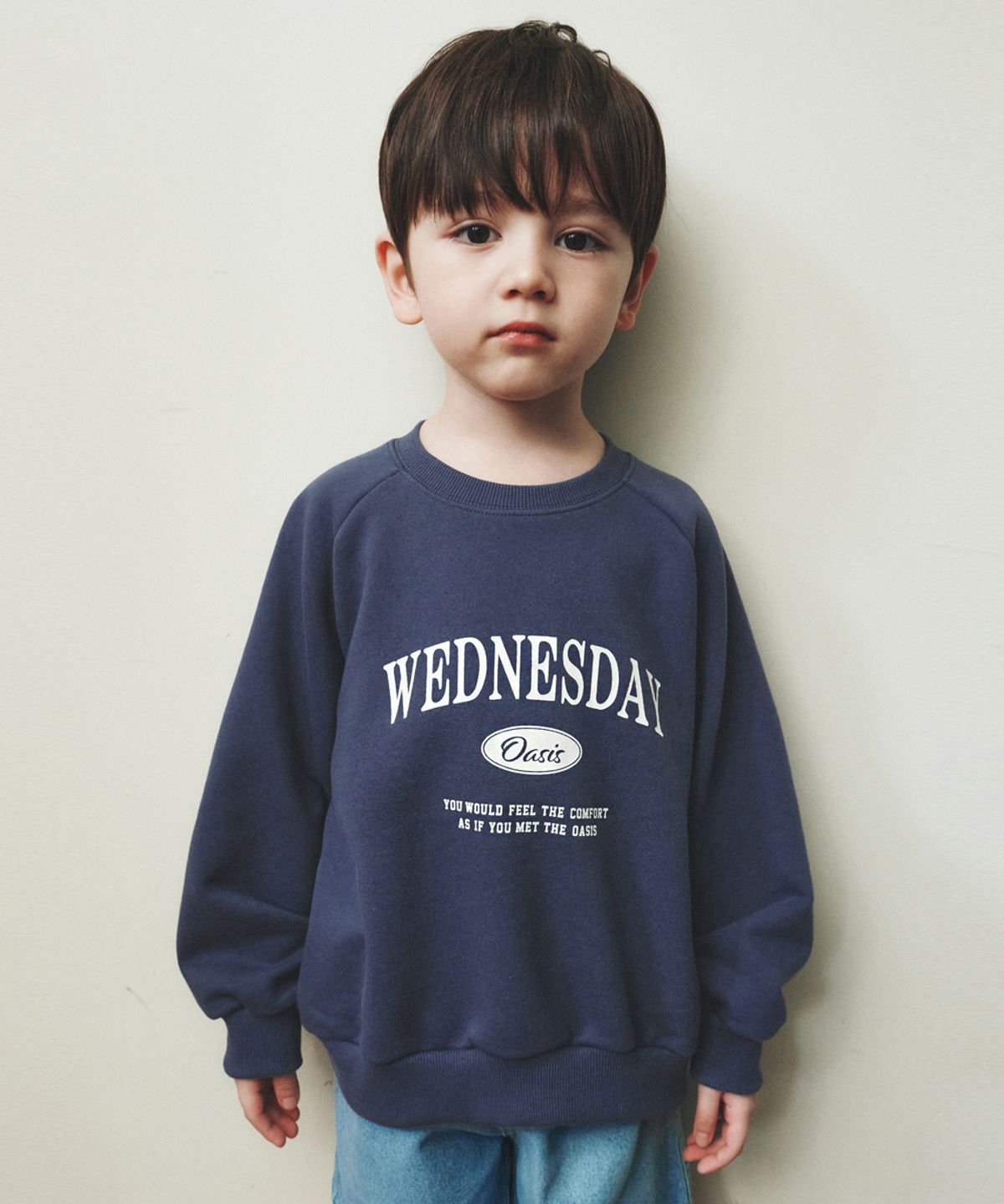 웬즈데이오아시스 키즈(WEDNESDAYOASIS KIDS) [Kids]시그니처 레글런 맨투맨_DEEP BLUE(W26TP19)