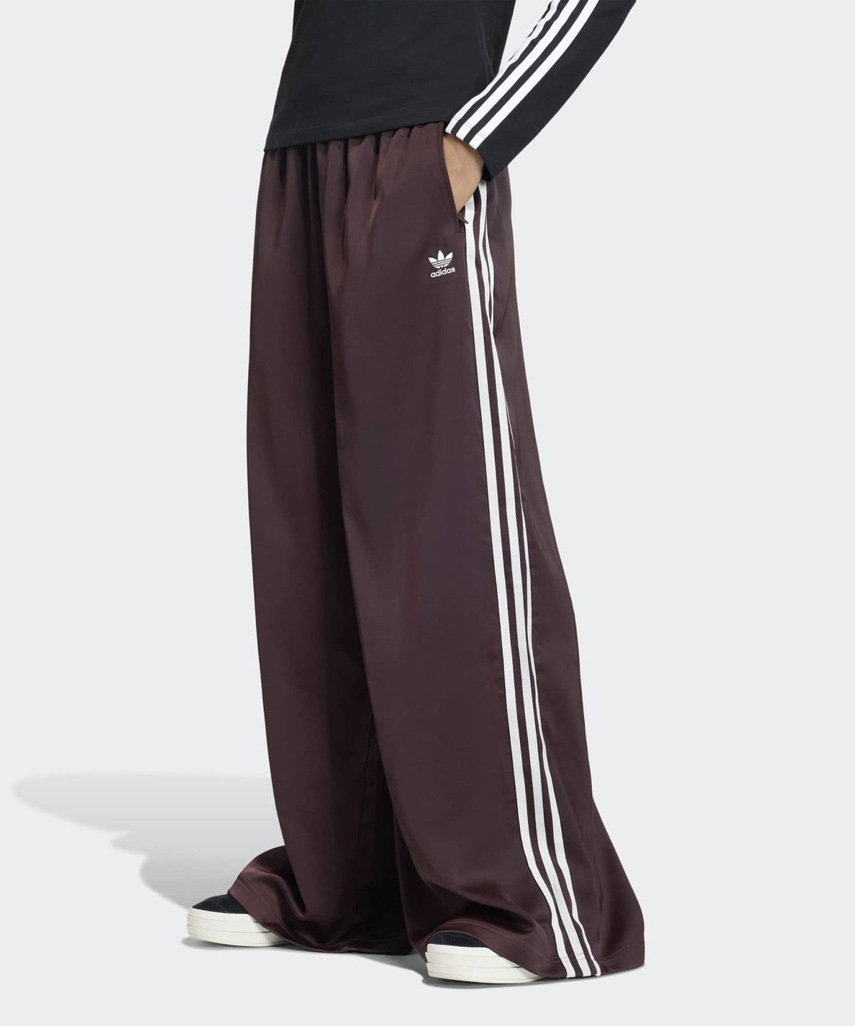 아디다스(ADIDAS) 새틴 와이드 레그 트랙 팬츠 - 쉐도우브라운:화이트 / KQ6545