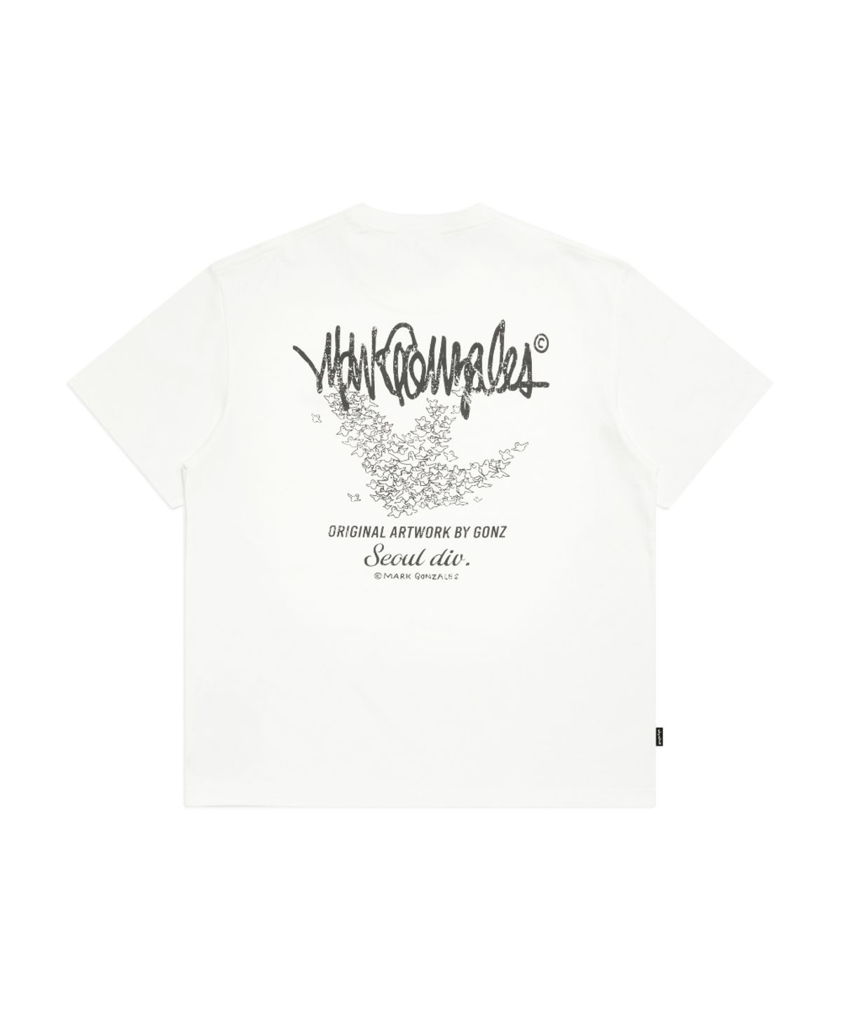 마크곤잘레스(MARK GONZALES) 엔젤 넥스트 사인 로고 반팔 티셔츠 - WHITE