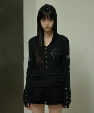 [0111] 스냅 레이어드 후드 롱슬리브 - 블랙