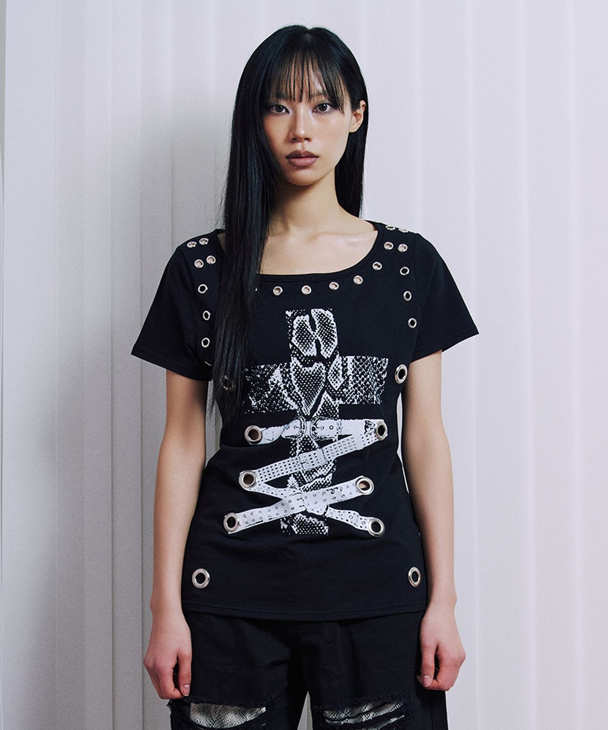 일리오(ILLIO) Black Eyelet t-shirts