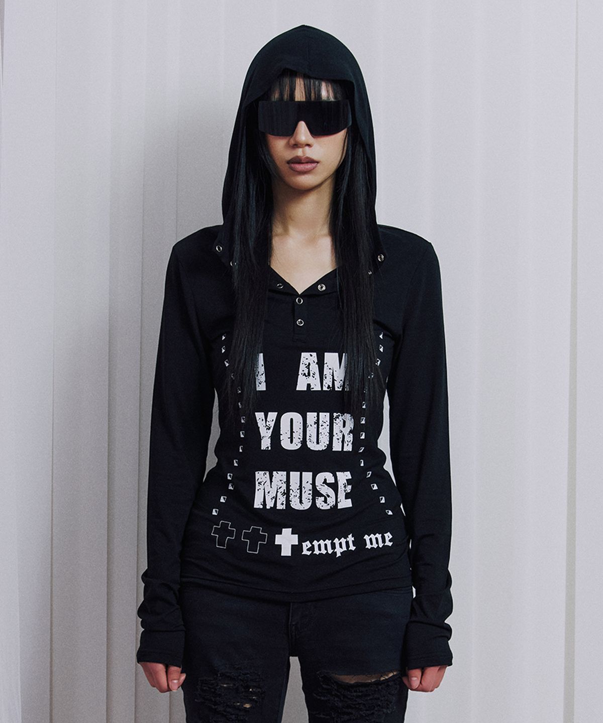 일리오(ILLIO) Black Hoodie graphic long sleeve
