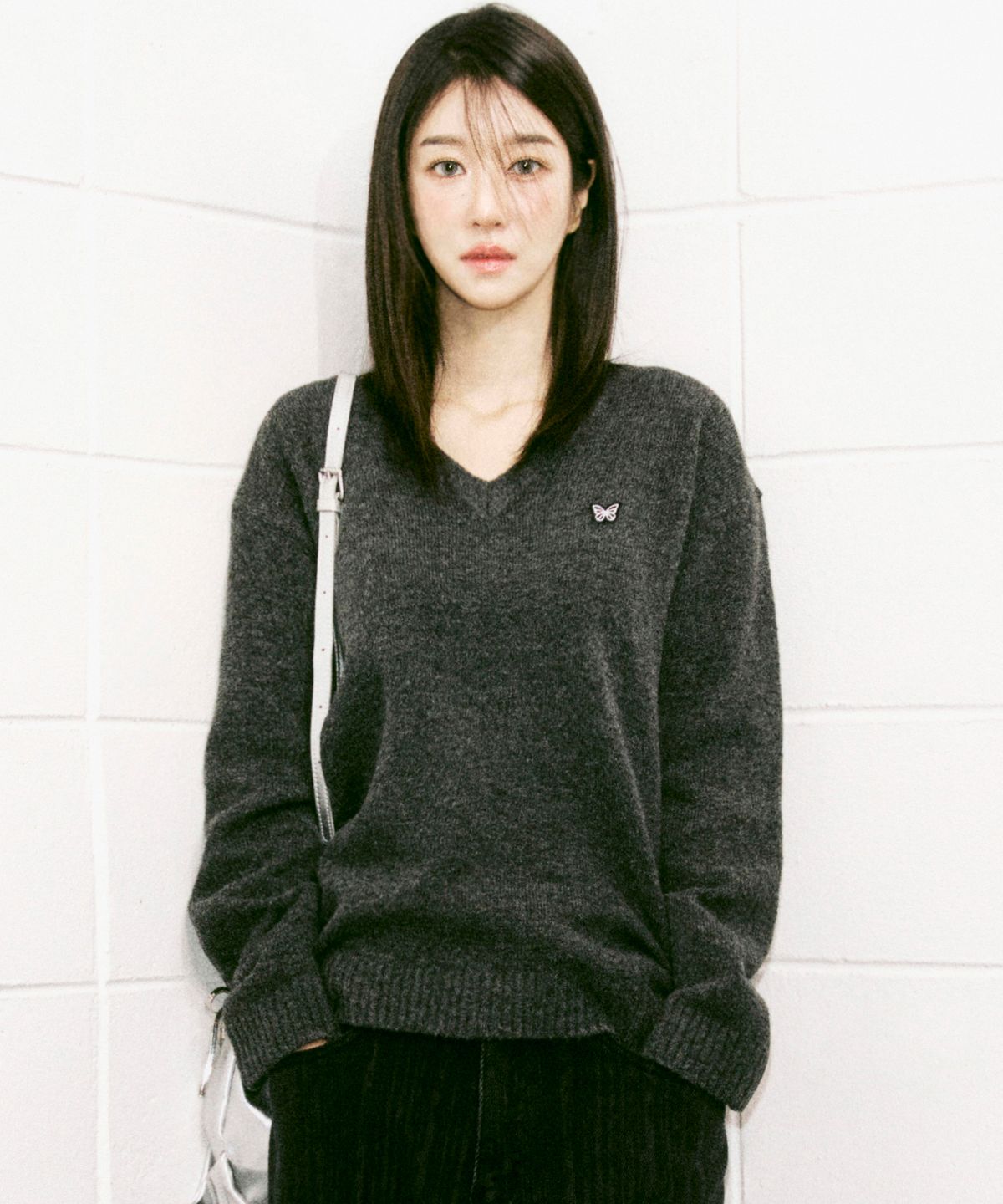 닉앤니콜(NICK&NICOLE) BUTTERFLY PATCH V-NECK KNIT_CHARCOAL