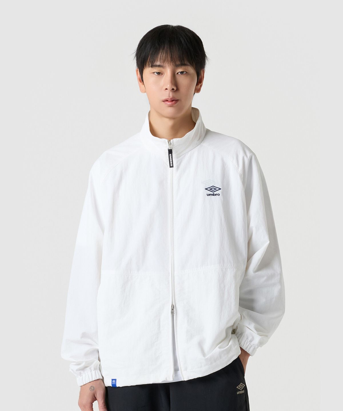 엄브로(UMBRO) 클래식 스탠넥 웜업 바람막이 자켓 아이보리 UR121CJK31