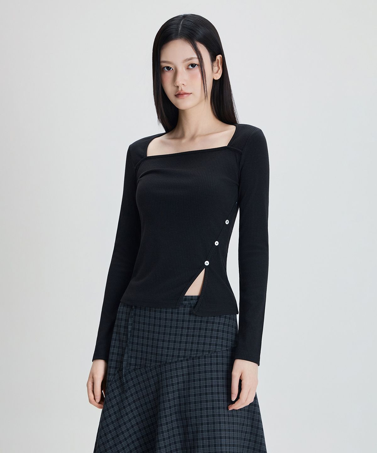 미쏘(MIXXO) 스퀘어넥 옆슬릿 긴팔 티셔츠_MIWLWG312A