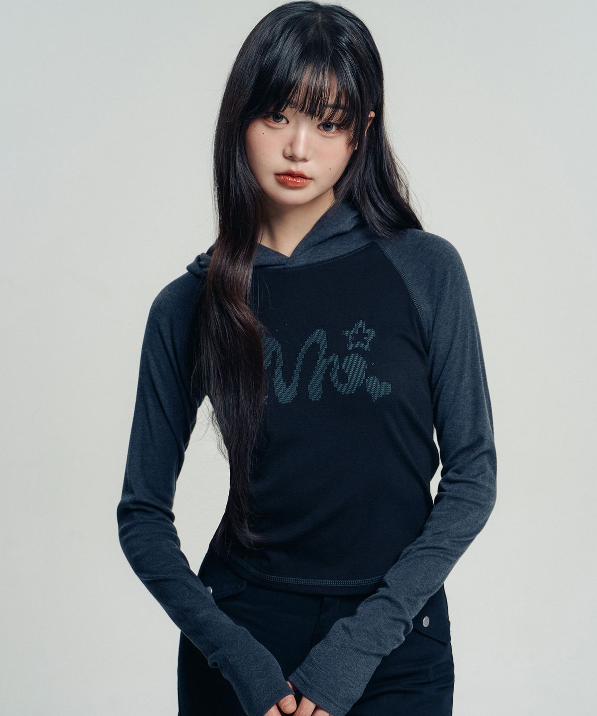 벤힛(VENHIT) VH 심볼 로고 레글런 후드 슬리브_블랙차콜