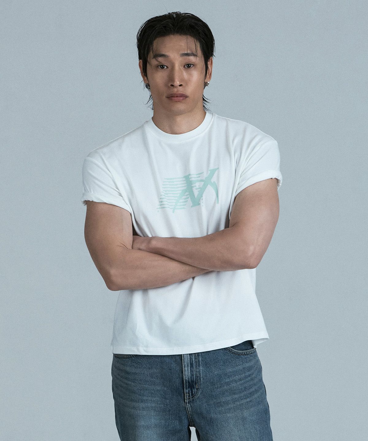 제이엘브(JELEVE) 액티브심볼 레귤러핏 크롭 숏슬리브