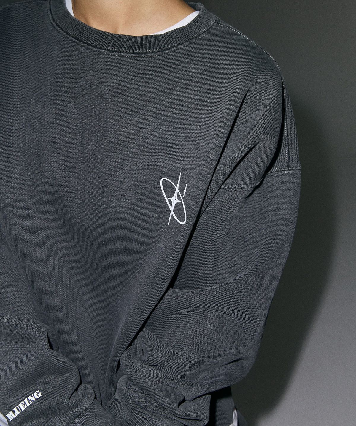 블루잉(BLUEING) SCOTCH SOLID SIMBOL PIGMENT SWEATSHIRT