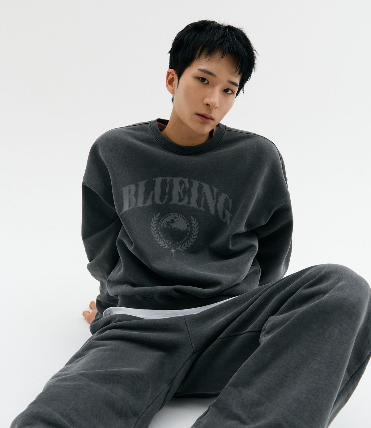 블루잉(BLUEING) LAUREL SCOTCH GRAPHIC PIGMENT SWEATSHIRT