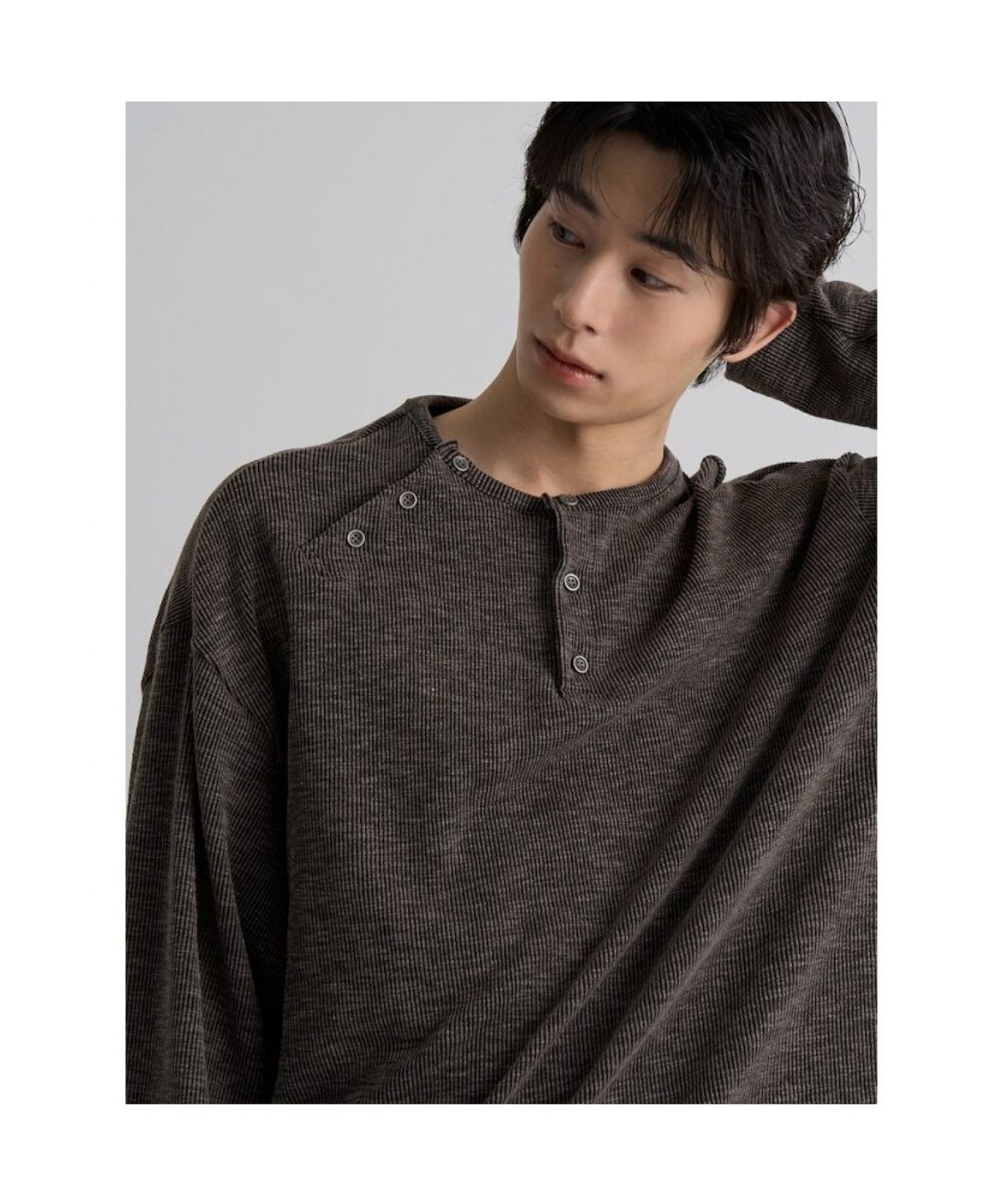 에잇세컨즈(8SECONDS) 와플 버튼 헨리넥 티셔츠  브라운
