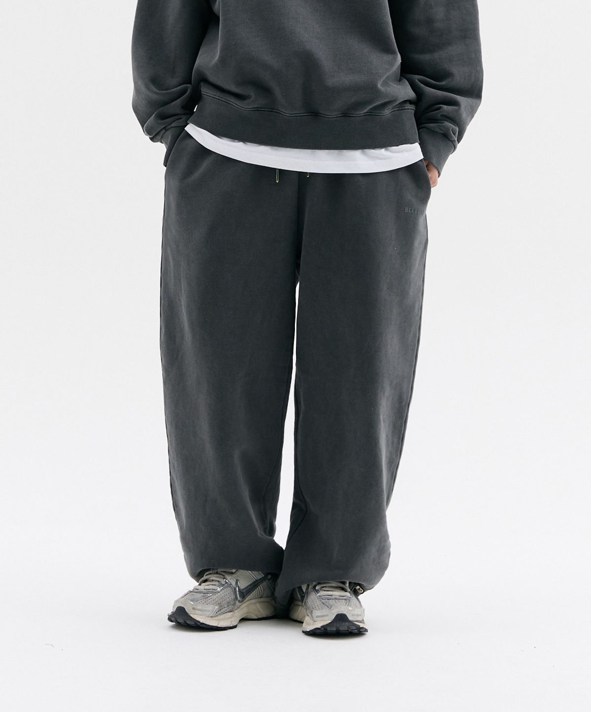 블루잉(BLUEING) SCOTCH SOLID LOGO PIGMENT SWEATPANTS