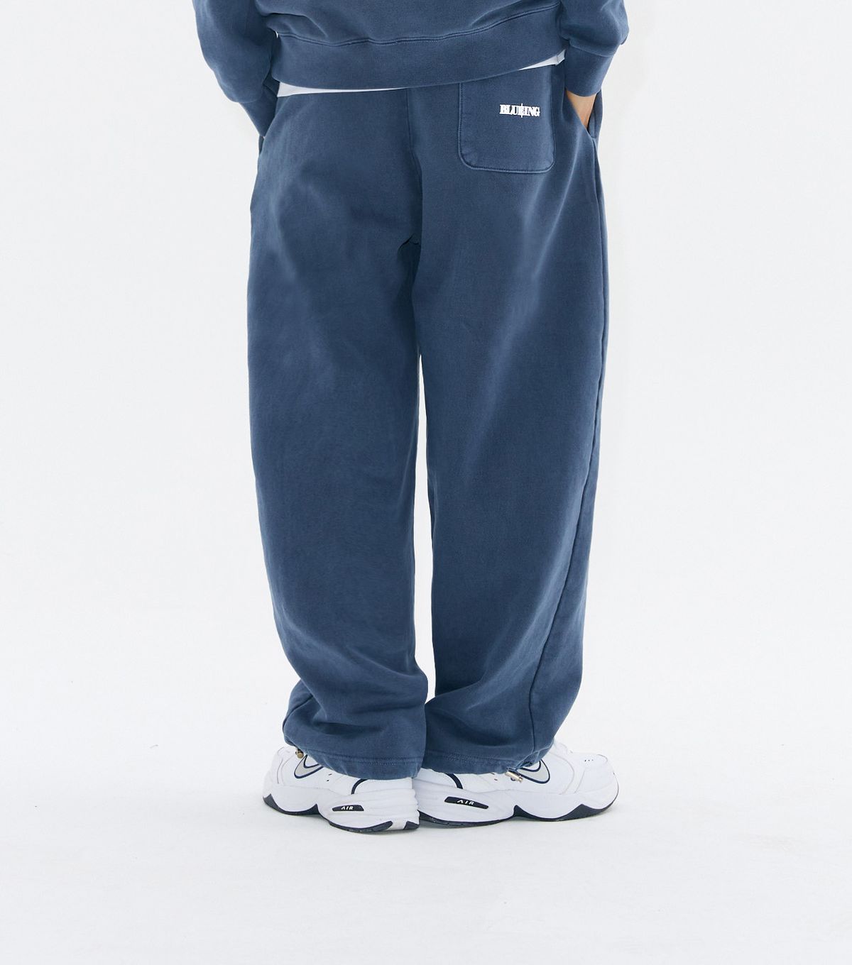블루잉(BLUEING) SCOTCH SOLID BACK LOGO PIGMENT SWEATPANTS