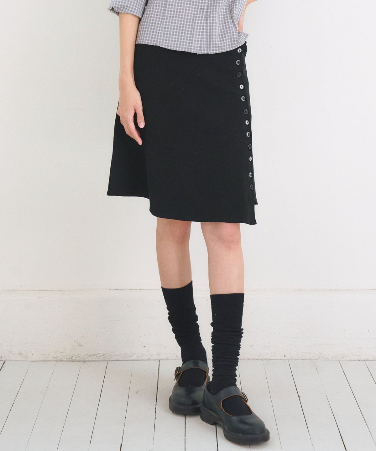 오피쉬(OAFISH) Asymmetric Ribbed Button Skirt, Black