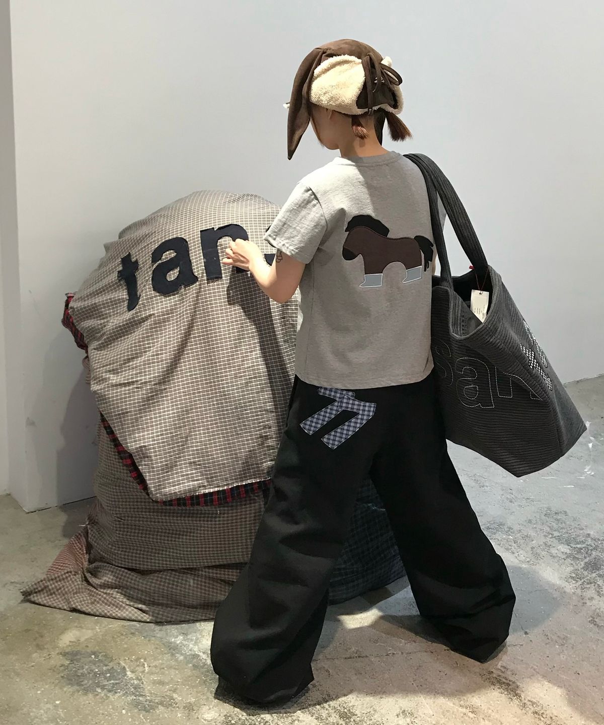 탄산마그네슘(TANSANMAGNESIUM) 포니 아플리케 티셔츠 (그레이)