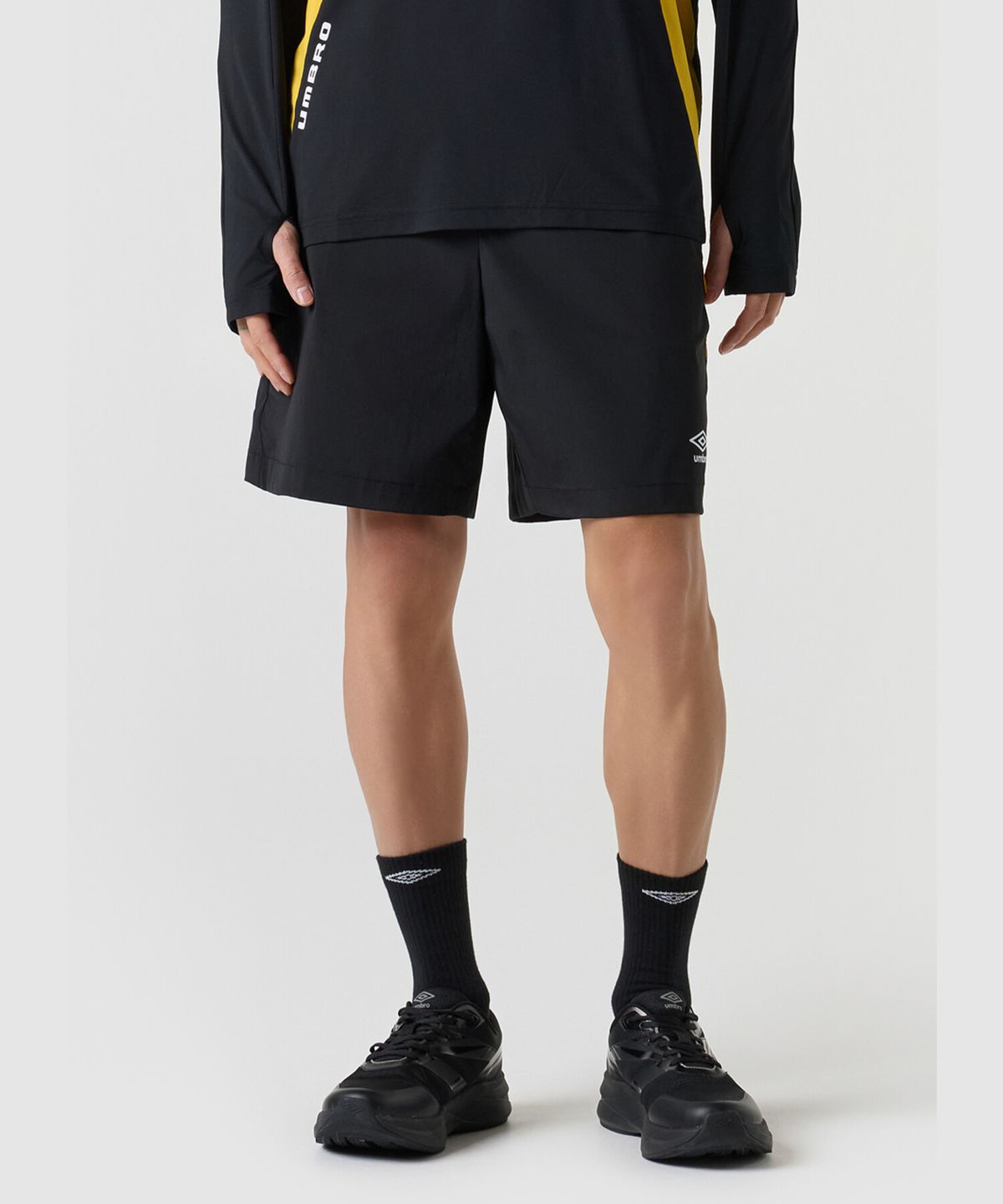 엄브로(UMBRO) PTR 우븐 워밍업 4.5부 반바지 블랙 UR121SHP39