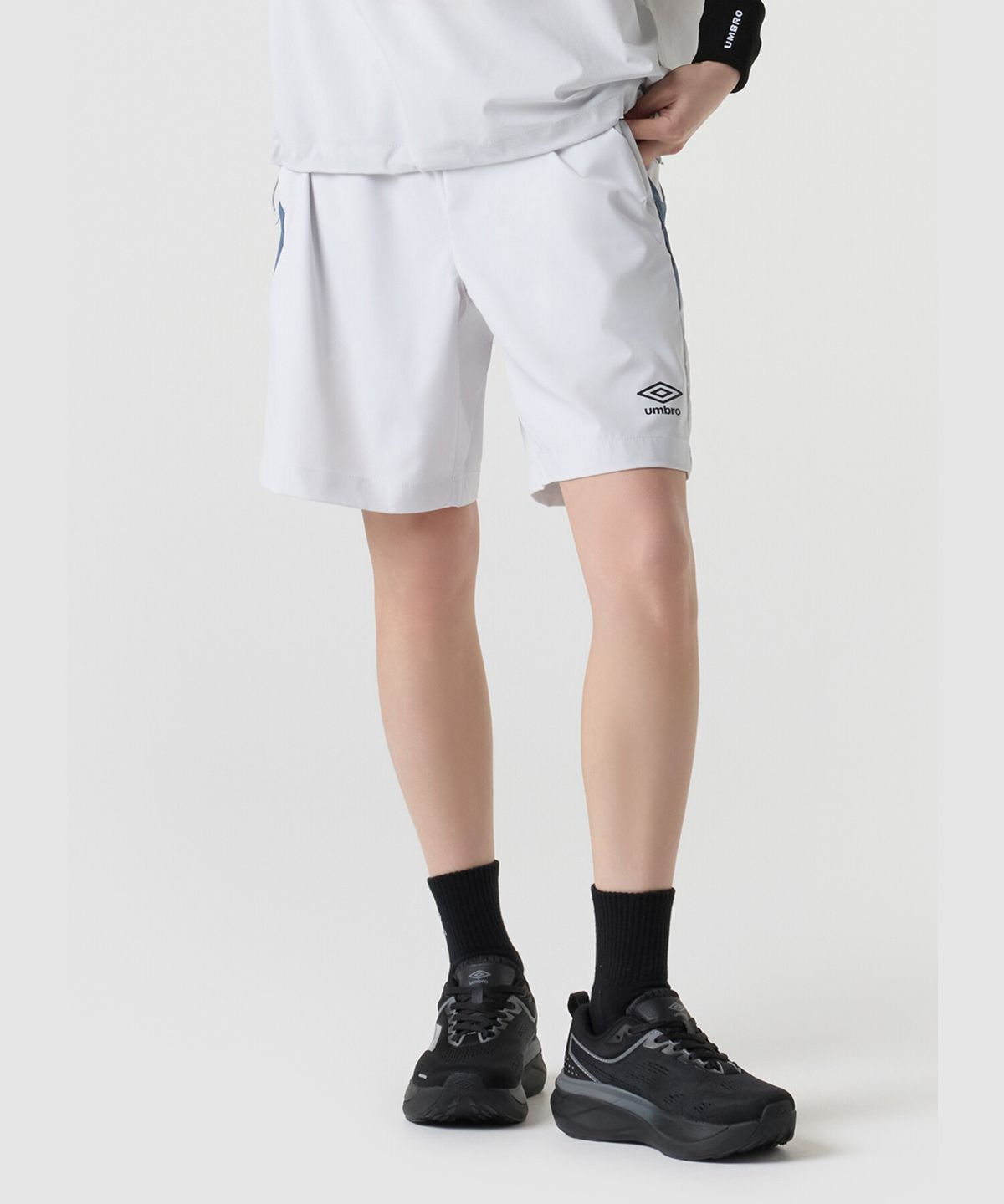 엄브로(UMBRO) PTR 우븐 워밍업 4.5부 반바지 라이트 그레이 UR121SHP39