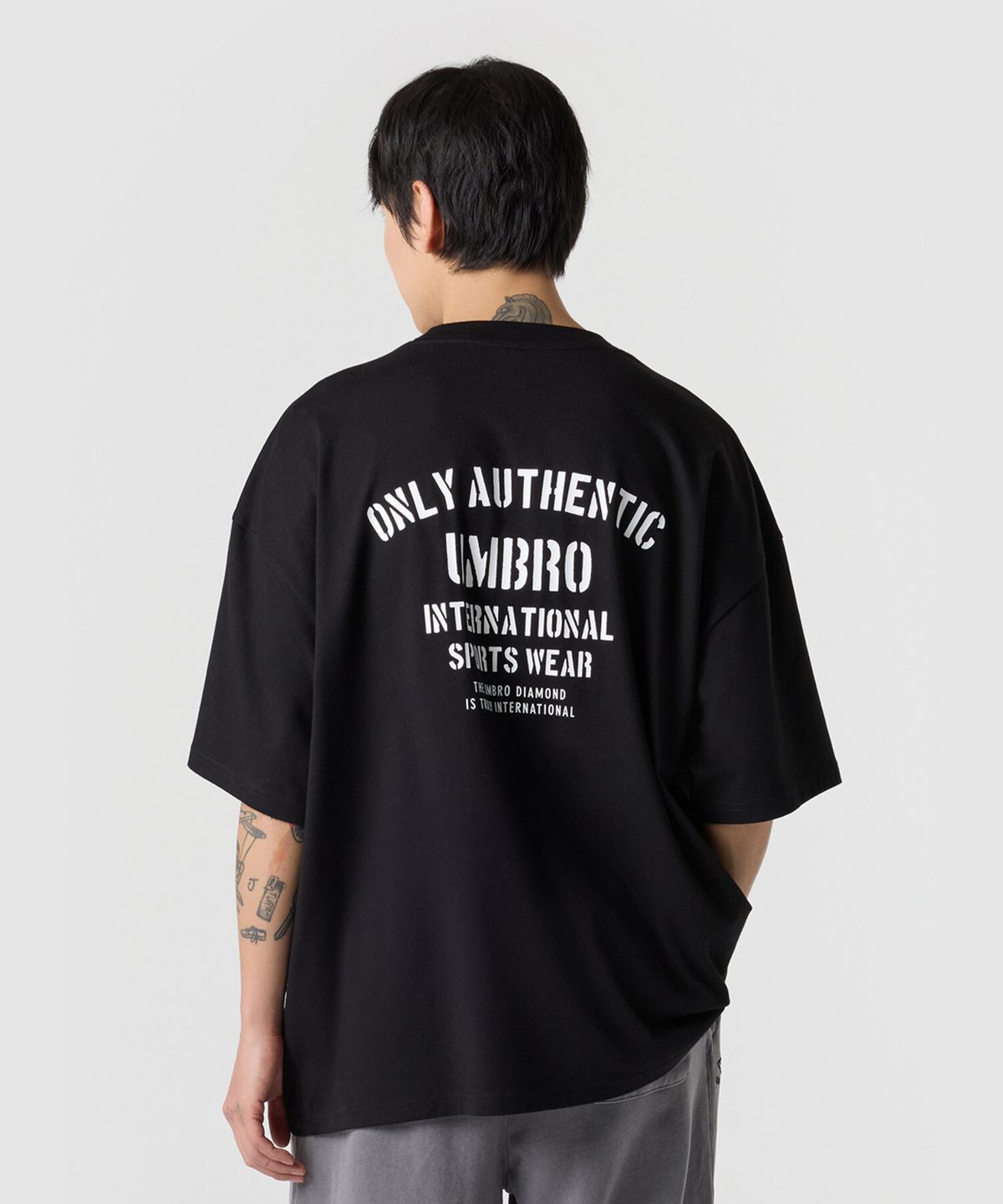 엄브로(UMBRO) 맥스핏 레터링 그래픽 반팔 티셔츠 블랙 UR121CRS32