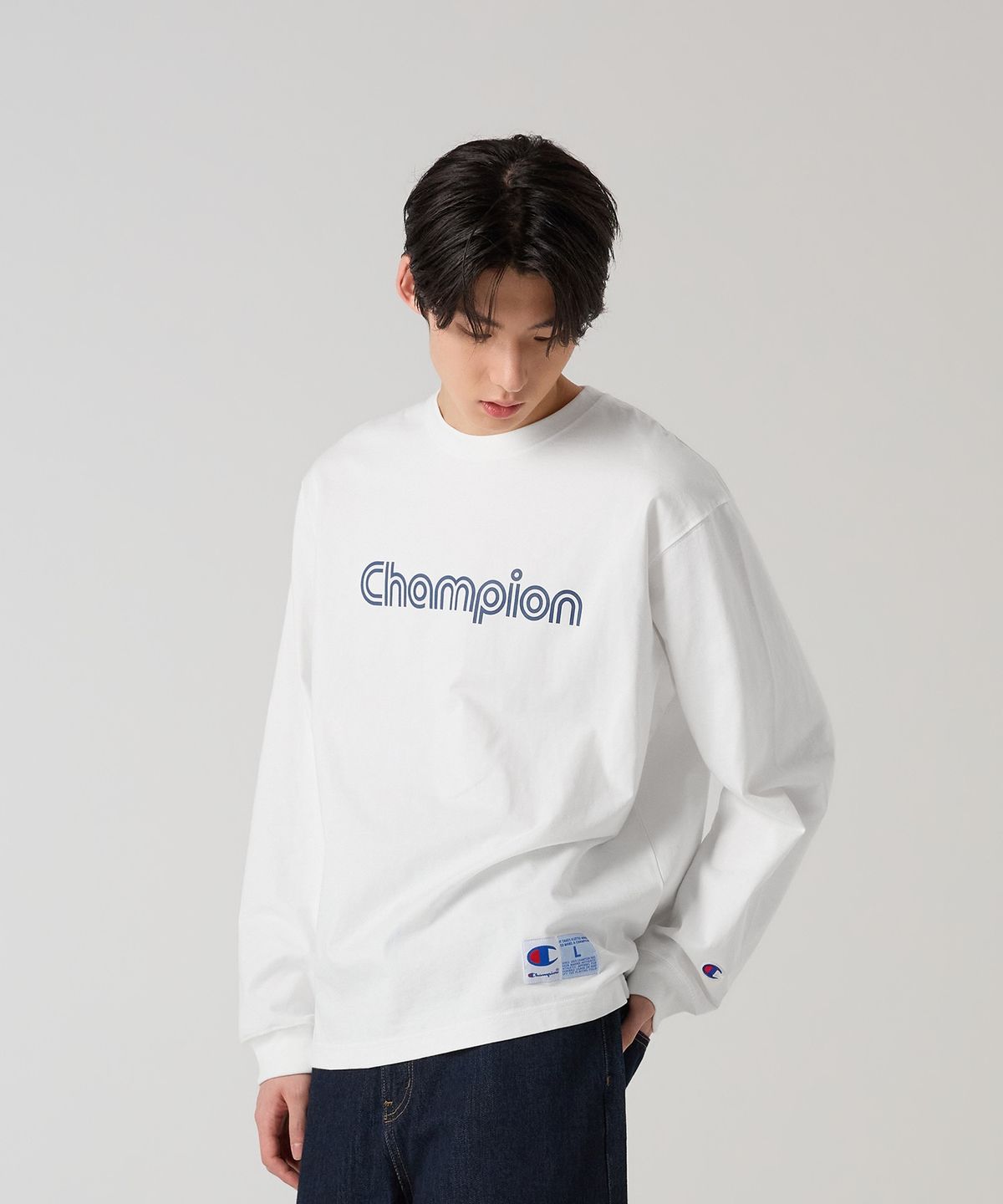 챔피온(CHAMPION) 트랙 로고 루즈핏 조그택 롱슬리브 티셔츠 White