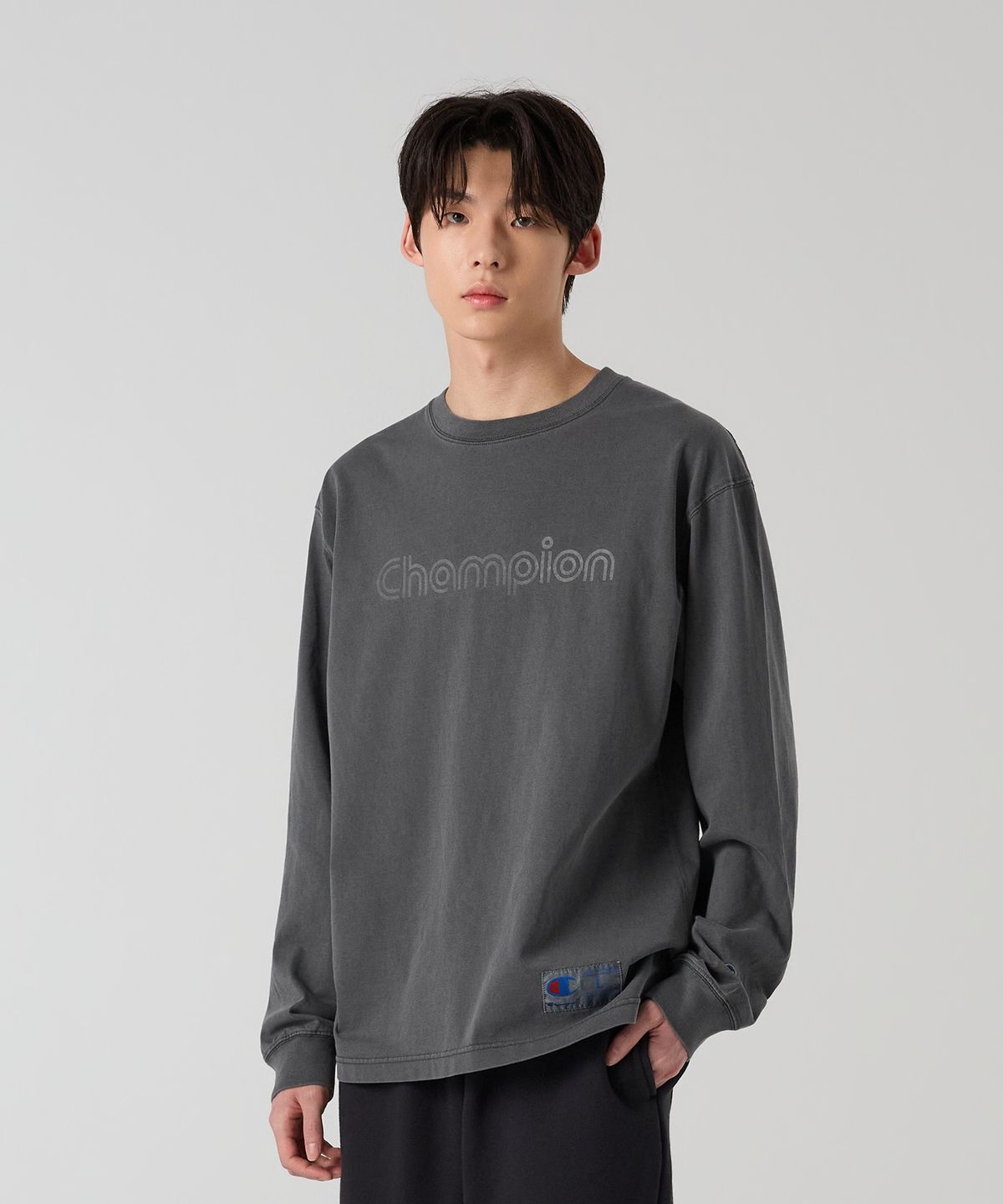 챔피온(CHAMPION) 트랙 로고 루즈핏 가먼트다잉 롱슬리브 티셔츠 Charcoal