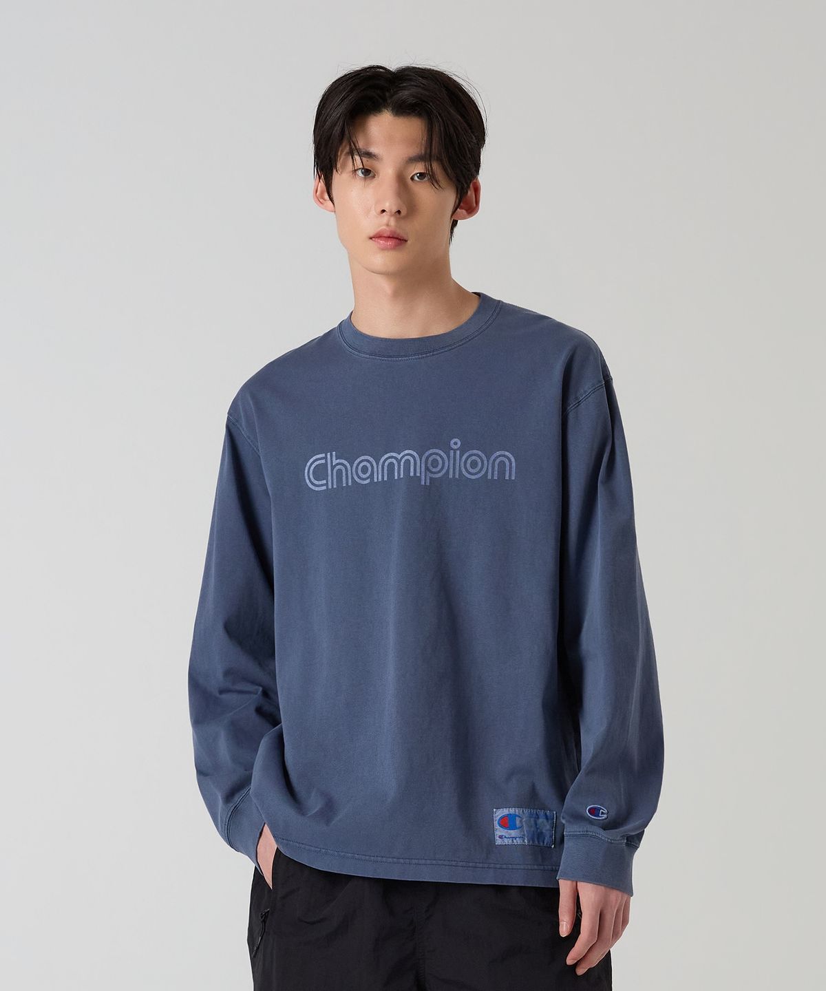 챔피온(CHAMPION) 트랙 로고 루즈핏 가먼트다잉 롱슬리브 티셔츠 Blue