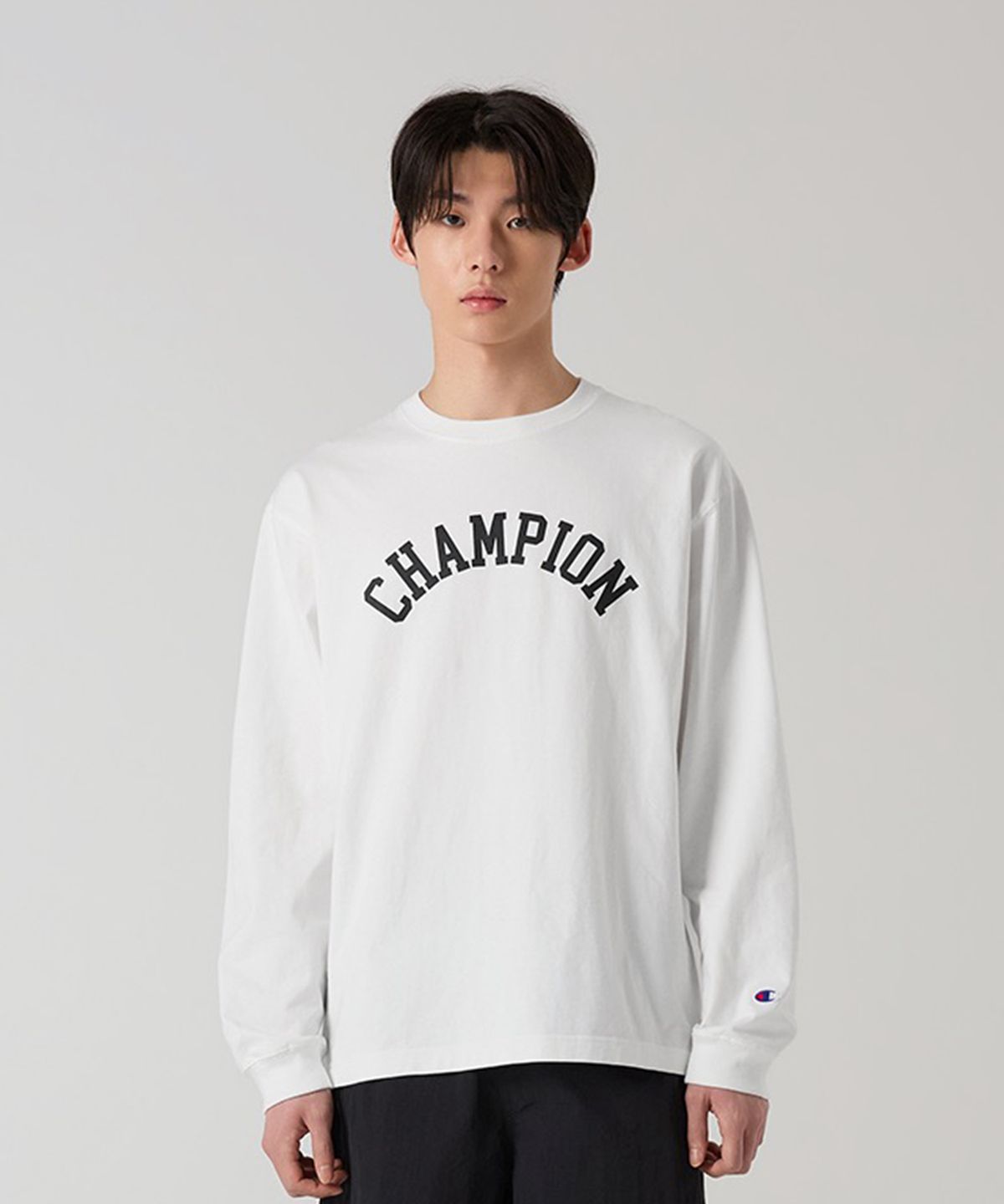 챔피온(CHAMPION) 아치 로고 루즈핏 롱슬리브 티셔츠 White