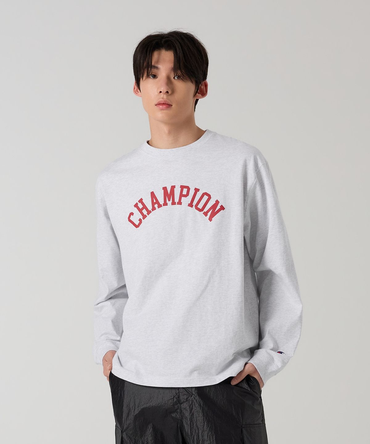 챔피온(CHAMPION) 아치 로고 루즈핏 롱슬리브 티셔츠 Light Grey
