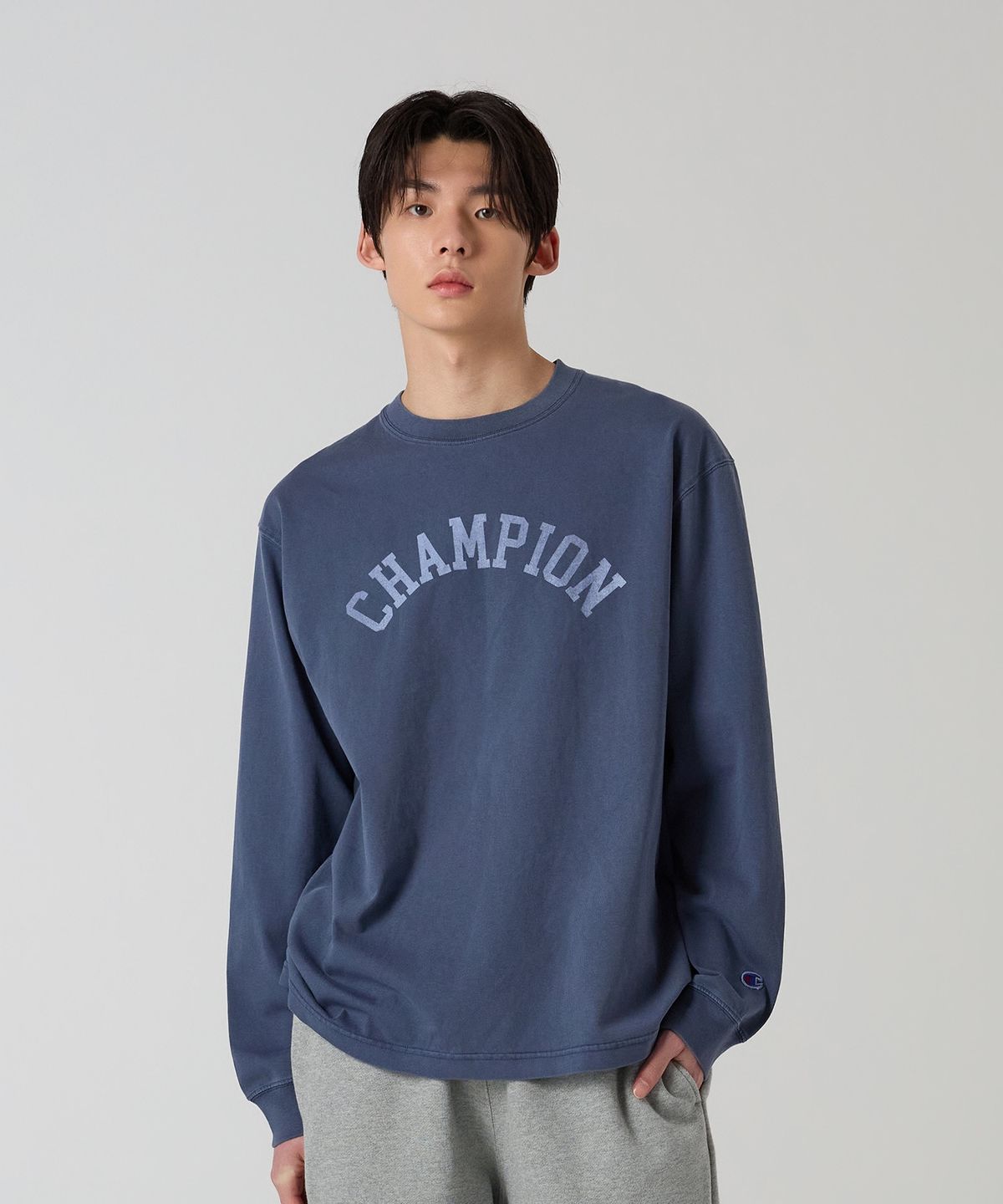 챔피온(CHAMPION) 아치 로고 루즈핏 가먼트다잉 롱슬리브 티셔츠 Blue