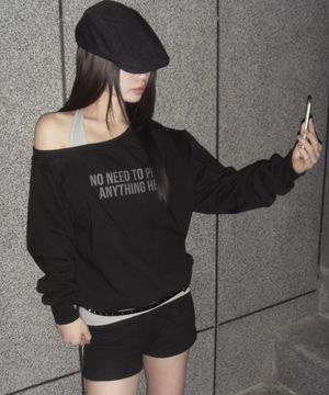 노니드 원숄더 맨투맨 블랙