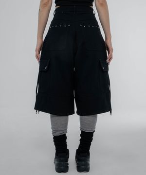 멀티 스터드 카고 버뮤다 팬츠 블랙