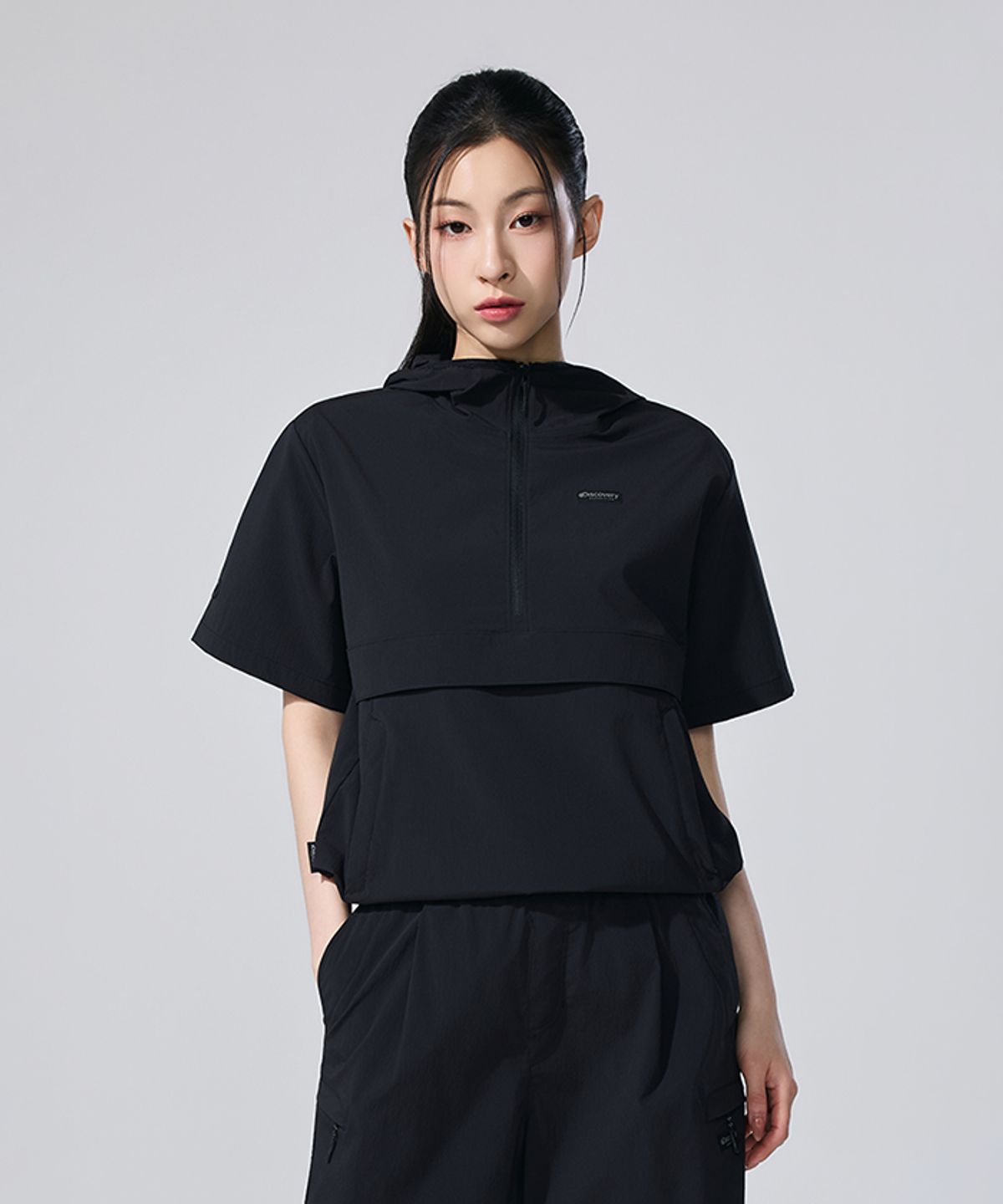 디스커버리 익스페디션(DISCOVERY EXPEDITION) 유니 프레시벤트 경량 우븐 트레이닝 반팔 후드 아노락 (BLACK)