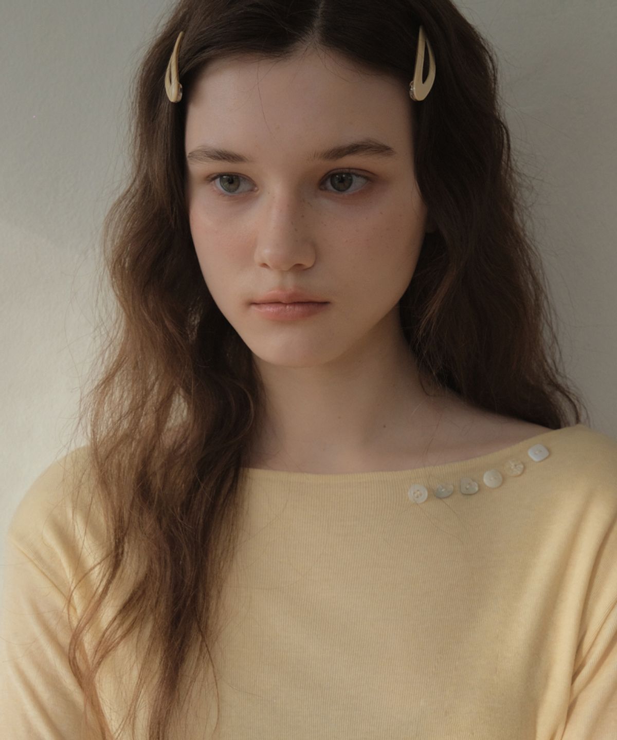아우어노스텔지아(OURNOSTALGIA) Button boat neck wave t-shirt_Light yellow(O25-TP20)