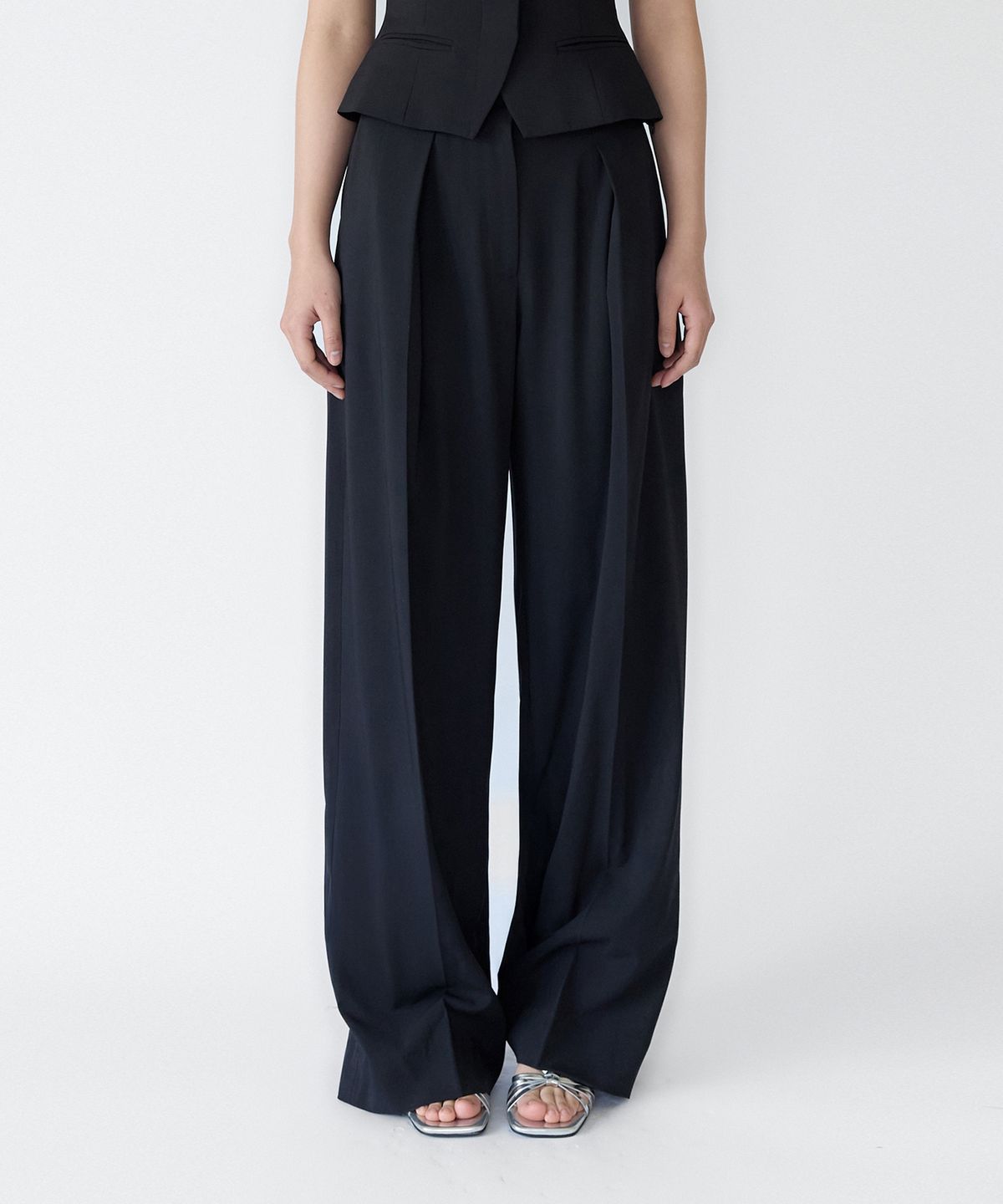 이보크에라(EVOKEERA) Posh One Tuck Wide Slacks(Deep Navy)