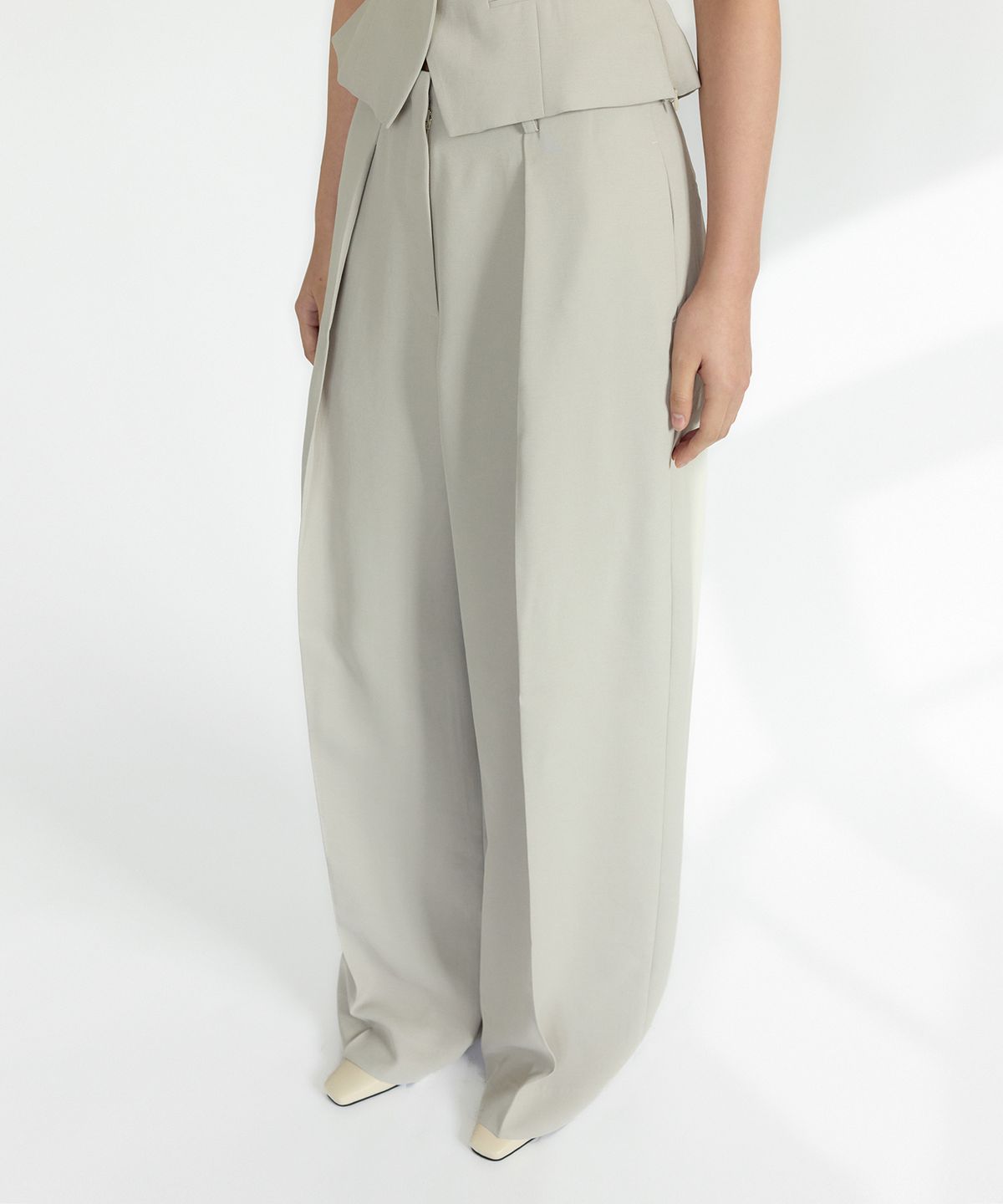 이보크에라(EVOKEERA) Posh One Tuck Wide Slacks(Oat Beige)