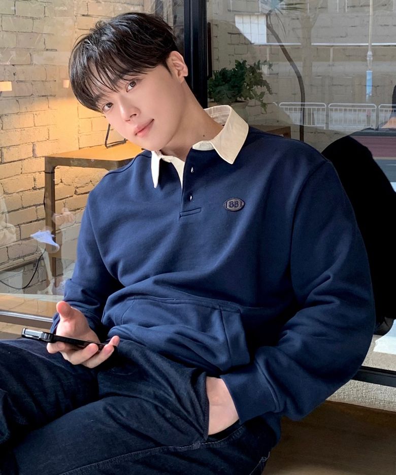 레더 스몰 로고 패치 카라넥 맨투맨 [네이비]